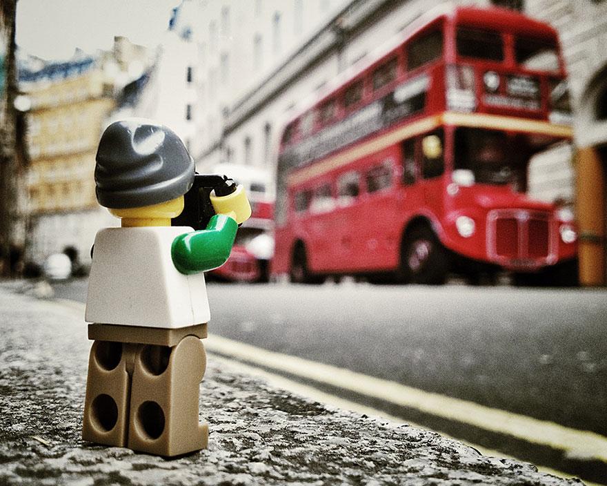 Így utazta be ez a kis LEGO fotós 1 év alatt a világot. Nagyon ötletes!