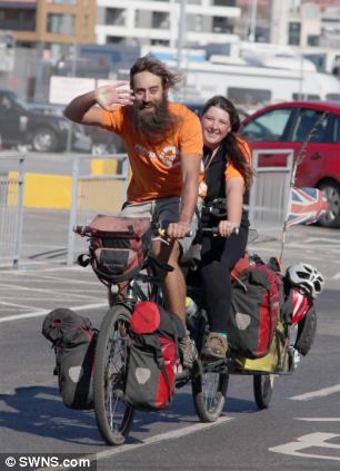 2 éves nászútjuk alatt körbe biciklizték a világot. Hihetetlen helyeken jártak.