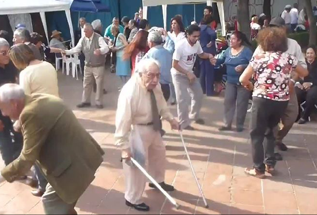 Ez az idős bácsi akkorát alakít a táncparketten, mint senki más!