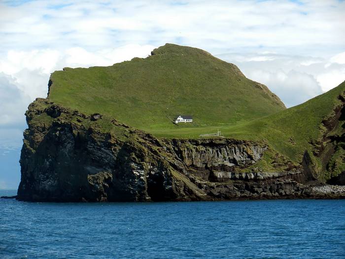 Magányos házikó egy apró sziget közepén