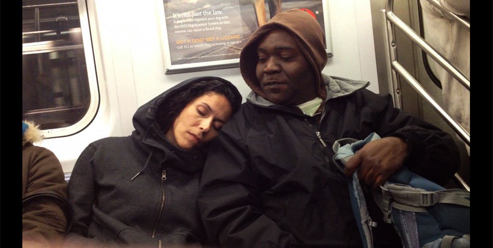 Ez a fotósorozat megmutatja az emberek reakcióját, amikor a metrón valaki elalszik rajtuk.