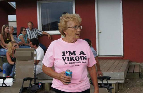 Idős emberek, akik nem biztos, hogy jól értelmezték a ruhájukon lévő feliratot.