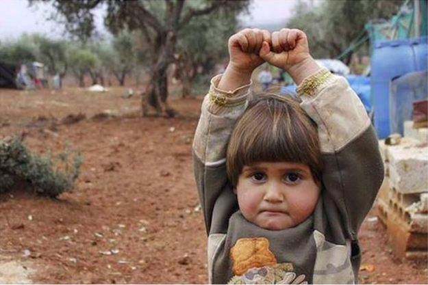 Szívfájdító! Így adta meg magát a 4 éves szír kislány a fényképezőgépnek.