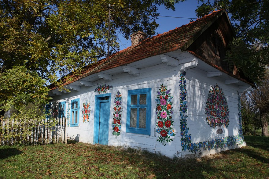 Virágba borult házai teszik meseszerűvé ezt az apró kis falvat